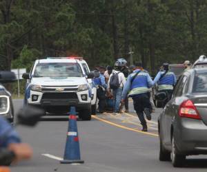 El conductor que presuntamente habría ocasionado el accidente en la aldea Las Moras, en Zambrano, fue detenido por las autoridades y refugiado en una patrulla para protegerlo de un posible ataque, pero eso no funcionó.