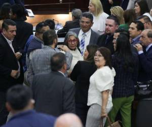 Pese a que Luis Redondo decidiera suspender la sesión legislativa de este miércoles, los diputados permanecieron varias horas en incertidumbre dentro del parlamento. Más detalles a continuación.