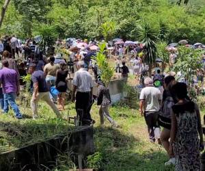 Decenas de pobladores del municipio de Marale, Francisco Morazán, se solidarizaron con los familiares de las tres víctimas de ahogamiento en el Lago de Yojoa, ocurrido el pasado martes. Aquí las imágenes de la multitud de personas que se unieron a estos hondureños en su luto.