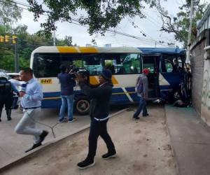 El bus rapidito que cubre la ruta Carrizal-Miraflores impactó en el muro del Hospital Escuela y resultaron 17 personas lesionadas.