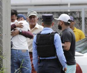 Drama por parte de los familiares, fuerte presencial policial, y las sospechas de extorsión es parte de lo que se vive en la escena de un taxista asesinado en Tegucigalpa, capital de Honduras. A continuación las imágenes.