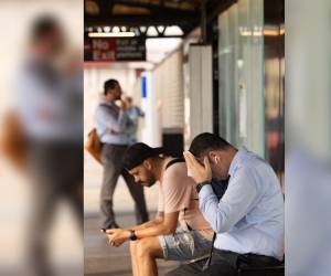 Durante una advertencia de calor excesivo, una persona que viaja en metro se seca el sudor en la estación de la Calle 36 en Queens, el 27 de julio de 2023.