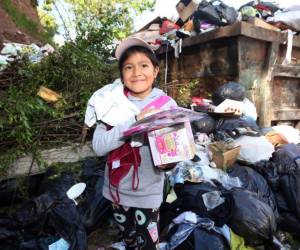 En muchos hogares hondureños hay niños que no tendrán una cena caliente ni un estreno especial, mucho menos un juguete que les permita divertirse y soñar, por lo que el trineo navideño de EL HERALDO se desplazó a varios sectores de la capital para encender una sonrisa en el rostro de varios pequeñines.