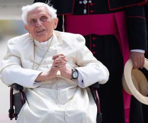 El papa emérito Benedicto XVI posa para una foto en el aeropuerto de Munich, en el sur de Alemania, antes de su partida en el 2020.