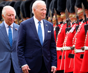 Joe Biden, y el rey Carlos III frente a una guardia de honor en Windsor.