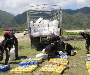 Queman las cuatro toneladas con 4,115 kilos de cocaína envueltas en 165 fardos que le fueron decomisadas a tres colombianas en el Caribe de Honduras el pasado -29 de julio-. La incineración se realizó en las instalaciones de la Policía Militar del Orden Público (PMOP). A continuación las imágenes.