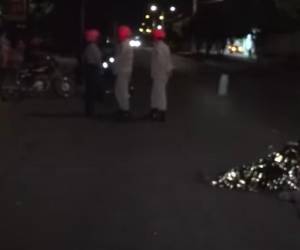 El cadáver del motociclista quedó al lado del casco que usaba al conducir su motocicleta.