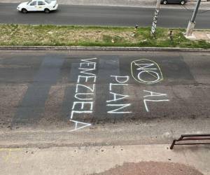 La calle del bulevar Fuerzas Armadas amaneció pintada con la frase: “No al plan Venezuela”, tras las denuncias del PN.