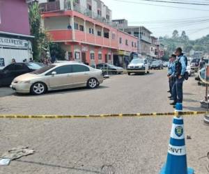 El cuerpo de la víctima quedo al interior de su vehículo en la calle principal del sector.