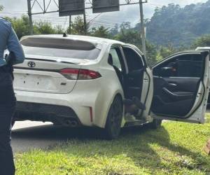 Metido en la cajuela del coche y otro en el asiento trasero, así fueron encontrados los cuerpos de estos jóvenes a eso de las 6:30 a.m.