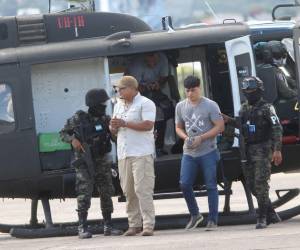 Esposados de manos y resguardados por varios miembros policiales y militares, cuatro hombres y una mujer que están acusados de proporcionar información a narcotraficantes llegaron a Tegucigalpa en un helicóptero de las Fuerzas Armadas de Honduras (FF AA) tras ser detenidos más temprano.