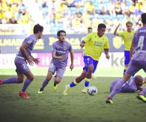 “El Choco” Lozano estaría siendo marginado por el Cádiz ante su acercamiento para jugar en el Getafe la próxima temporada.