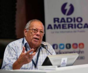 Henry Marvin Cabrera en la cabina de la que ha sido su casa desde 1978: Radio América.