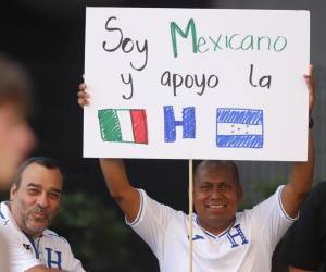 Con una pancarta en donde aparecen las dos banderas, Miguel Chula le deseó la mejor de las suertes a la H en el duelo clave ante Haití.