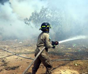 Los Bomberos de Honduras cumplieron con el deber de sofocar las llamas de fuego, pero sus vidas estuvieron en peligro.