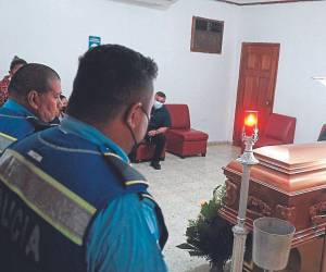 Familiares y compañeros de la Policía Nacional participaron en el velatorio de Wilberto Teruel Lemus y este día será sepultado con todos los honores en el cementerio de la ciudad de El Progreso, Yoro.