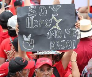 ”Soy Libre ¡No me rajo!”, son algunos de los mensajes que se leen en la movilización convocada por Libre para que sus simpatizantes muestren su apoyo hacia las decisiones del gobierno de Xiomara Castro.