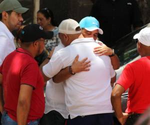 Familiares del hondureño Frank Zelaya llegaron hasta la morgue de la capital a reclamar sus restos mortales, luego de que una tragedia le arrebatara la vida, tras ser víctima de una múltiple colisión provocada por un autobús que transportaba simpatizantes de Libre, ocurrido la altura de la colonia El Carrizal, en la capital. Aquí las imágenes.