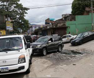 En la cuesta de El Chiverito hay un gigantesco agujero que genera tráfico, además está lleno de aguas contaminadas.