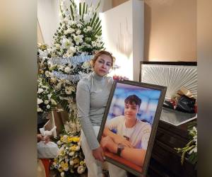 Marlene Alvarenga junto al féretro de su hijo de 14 años.