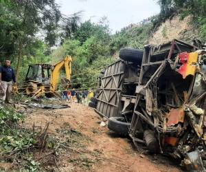 El accidente se registró cuando el vehículo transitaba por Magdalena Peñasco, con unos 3.500 habitantes, una de las numerosas comunidades enclavadas en la montaña que recorren estos vehículos.