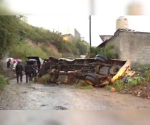 La unidad cayó con las llantas hacia arriba.