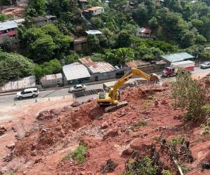 Los trabajos para liberar la calle bloqueada por el deslizamiento en la colonia Villa Nueva iniciaron desde el pasado jueves por la tarde.