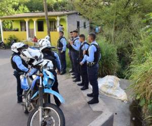 Elementos de la Policía Nacional llegaron a la escena del crimen. El cadáver no fue identificado.