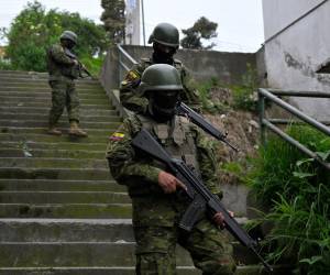 Los militares recorren las calles de Ecuador para resguardar a la población.