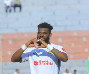 Benguché celebrando el segundo gol para Olimpia en La Ceiba.