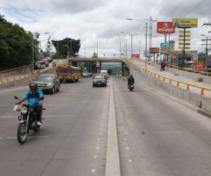 El puente se ubica frente a la tercera entrada de la colonia Kennedy y sirve para hacer un retorno e ingresar a este sector residencial.