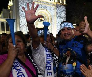 Los partidarios del presidente salvadoreño Nayib Bukele se reúnen frente al Palacio Nacional para celebrar su reelección durante las elecciones presidenciales y legislativas en San Salvador el 4 de febrero de 2024.