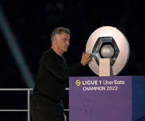 El entrenador en jefe francés de PSG, Christophe Galtier, toca el trofeo después del campeonato francés.