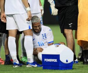 Alexander López se tuvo que salir del campo en camilla luego de lesionar su rodilla cuando iniciaba el partido.