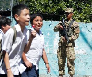 El presidente de El Salvador, Nayib Bukele, anunció a través de su cuenta de X que se iban a intensificar las medidas de seguridad. Un grupo de 2,500 elementos policiales se han desplegado en una populosa colonia.