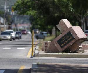 El busto de Manuel José Arce fue rescatado y entregado al IHAH para su restauración tras ser hallado en el bulevar Los Próceres, aparentemente derribado por un accidente.