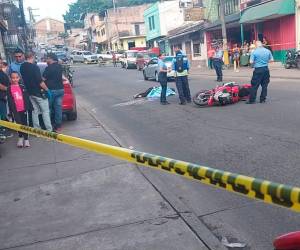 El cuerpo de Alexander Aguilar quedó tendido en un carril. El joven murió tras el fuerte impacto.