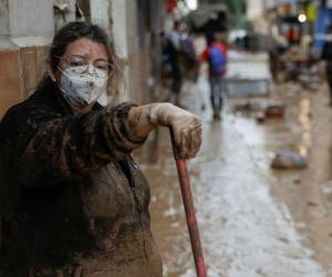 Las víctimas mortales por el temporal que azotó a España el pasado martes ascienden este domingo a 217, la inmensa mayoría de ellas, 213, se produjeron en la provincia de Valencia. Los trabajos de limpieza continúan en las zonas afectadas.