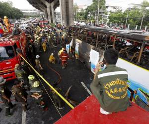 Un autobús escolar se incendió cerca de la ciudad de Bangkok en Tailandia y dejó 23 muertos, entre ellos 22 menores de edad y maestros, según las autoridades tailandesas, que hallaron esa cantidad de cuerpos dentro del bus a la espera que las cifras sigan en aumento. A continuación los detalles.