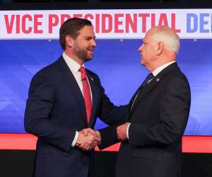 El candidato a vicepresidente republicano JD Vance y el gobernador de Minnesota y candidato a vicepresidente demócrata Tim Walz durante el debate vicepresidencial en el Centro de Transmisiones de CBS en Nueva York.