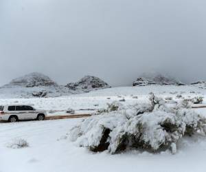 El desierto de Al Jawf en Arabia Saudita quedó cubierto por un manto de nieve el lunes, un paisaje inédito para la región.