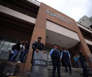 El Ministerio Público es la máxima institución de investigación en Honduras. Su estructura orgánica dice que debe ser dirigida por un fiscal general y uno adjunto. Además, el fiscal general debe elegir al director de fiscales.