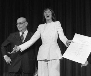 Duvall recibiendo el premio a Mejor actriz por la película “3 Mujeres” de Robert Altman, el 27 de mayo de 1977, durante el Festival Internacional de Cine de Cannes.