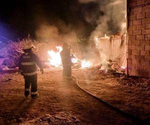 Con un gran esfuerzo, el Cuerpo de Bomberos logra sofocar la mayoría de llamas.