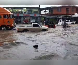 Transeúntes resultaron afectados por la inundación del bulevar internacional en la ciudad de la Entrada, municipio de Nueva Arcadia, en el departamento de Copán.