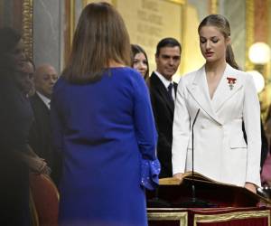 La mayoría de edad y el juramento de la princesa Leonor se convirtió este martes en un acto de afirmación de la monarquía española tras unos años difíciles, con un fervor en las calles más propio de Londres que de Madrid. Estas son las imágenes de uno de los actos más esperados por los españoles.