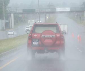 La cámara de EL HERALDO captó cómo los conductores intentaban transitar en medio de la fuerte lluvia.