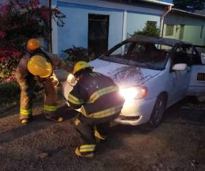 Elementos del Cuerpo de Bomberos tuvieron que apagar las llamas luego de que los sicarios le prendieran fuego al vehículo.