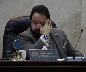 La sesión del Congreso Nacional avanzaba con normalidad tras semanas de confrontaciones entre diputados, pero fue suspendida de forma repentina por el presidente Luis Redondo, generando incertidumbre. Hasta esta hora se desconoce cuándo será reanudada.