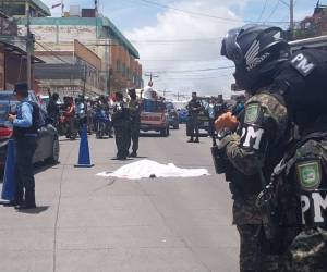 Los vecinos del sector cubrieron el cadáver del fallecido con una sábana blanca mientras se esperaba el levantamiento cadáverico correspondiente.